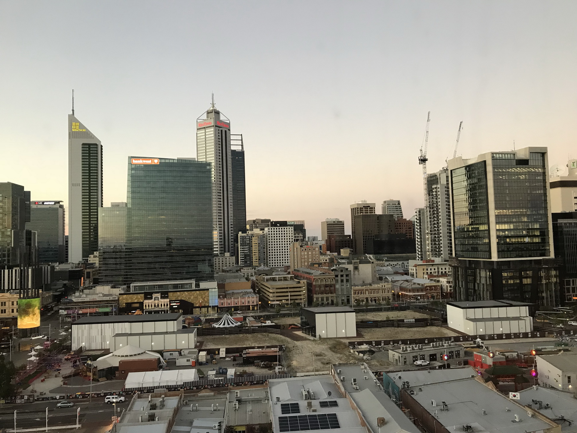 ����� ������ ���� (���������) - ������������� ������� � ������. Perth Australia is combination of old and new